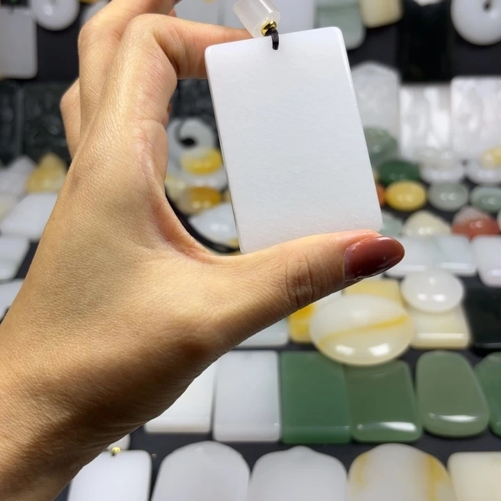 石英质玉（金丝玉）未镶嵌颈饰