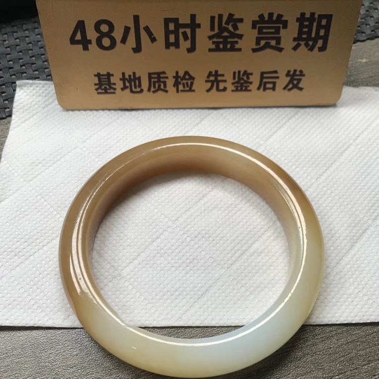 和田玉手镯 58正圈 糖白玉 料子老熟油润细腻 内侧有棉坑雕刻荷叶