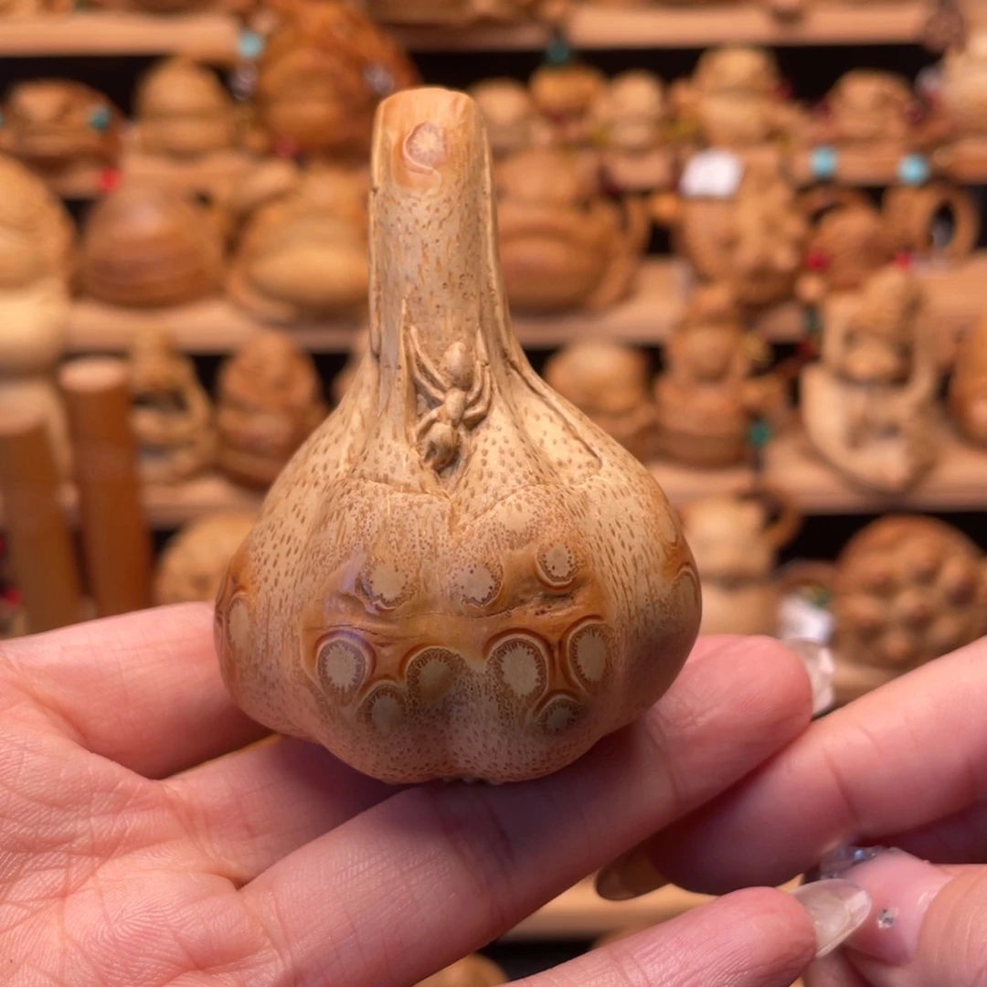 竹雕作品聪明伶俐大蒜