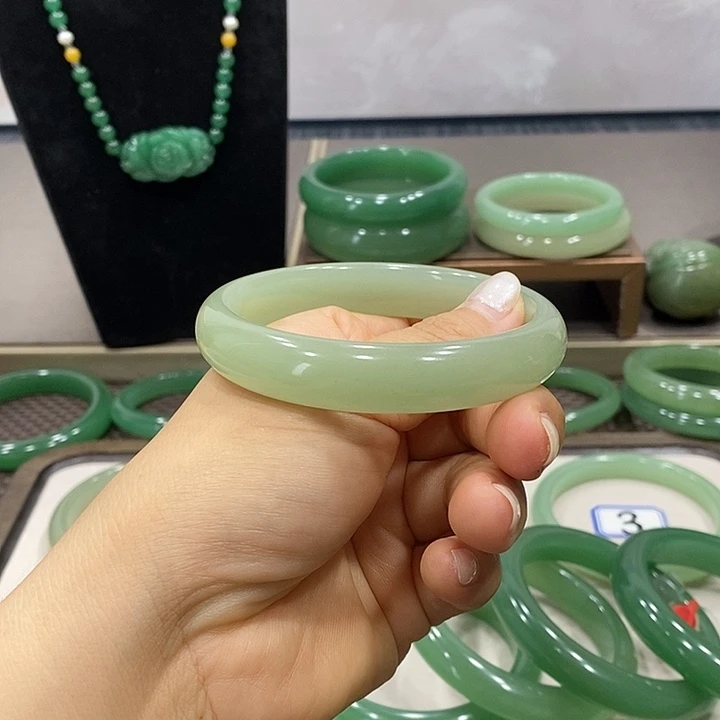 东陵石手镯未镶嵌
