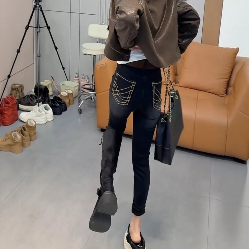 2025年冬季新款加绒加厚大码高腰显瘦牛仔裤女刺绣设计修身小脚裤