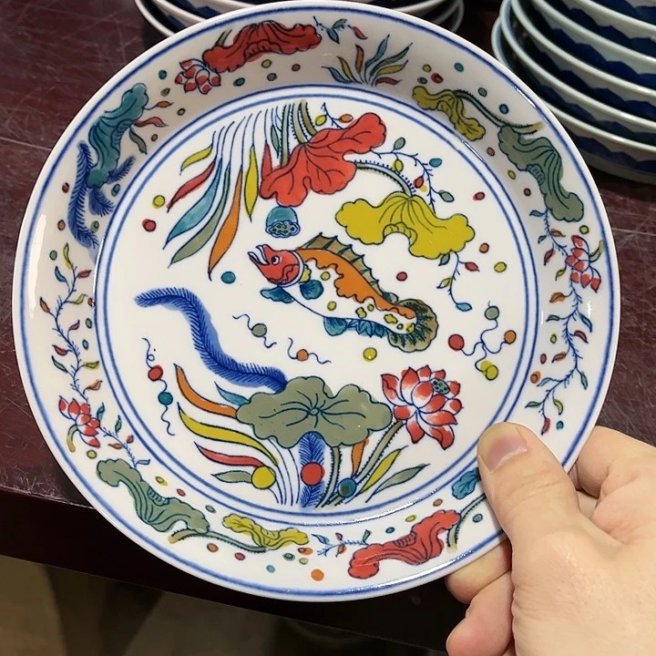 瓷片////////直径19厘米。红。