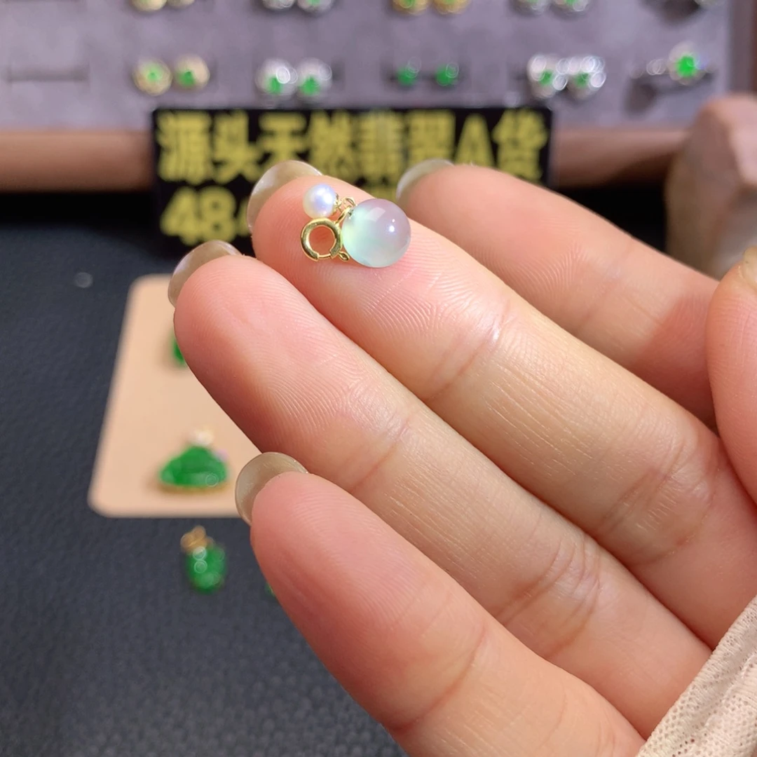 颈饰18K金镶嵌翡翠蛋面