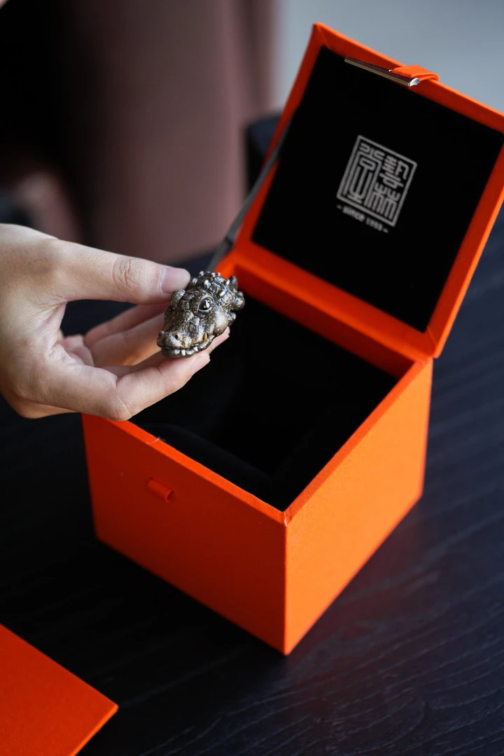 《芳芳吖》艺林藏珍粉墨彩描金小鳄鱼杯