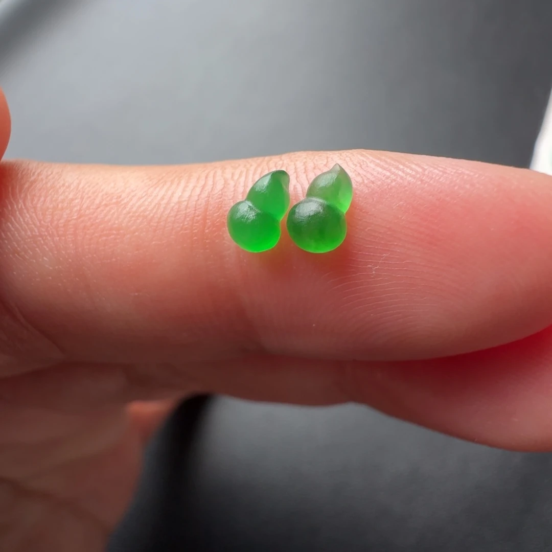 如***意定制翡翠未镶嵌冰种阳绿葫芦