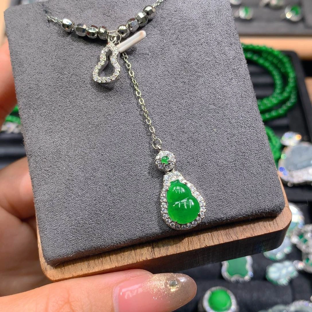 翡翠耳饰未镶嵌天然