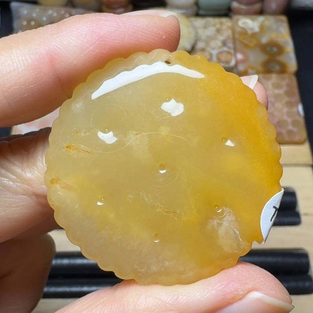 石英质玉（金丝玉）饼干，有浅裂、特价未镶嵌