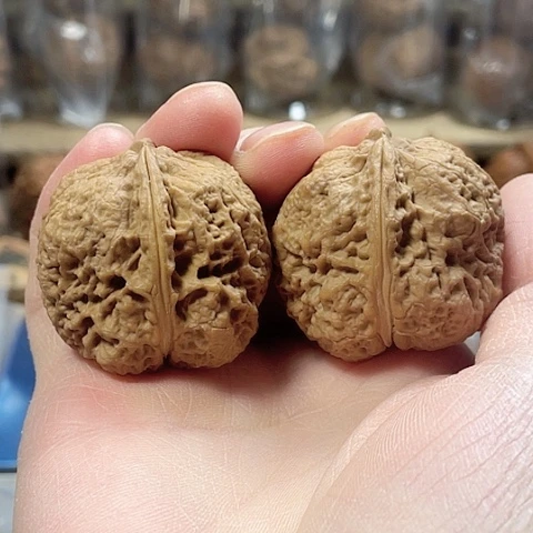 文玩核桃把件水帘绣球带彩磕尖39