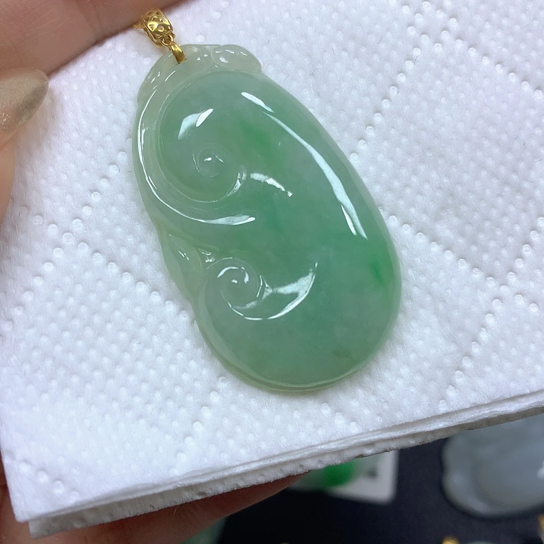 用***2翡翠18K金镶嵌颈饰挂件