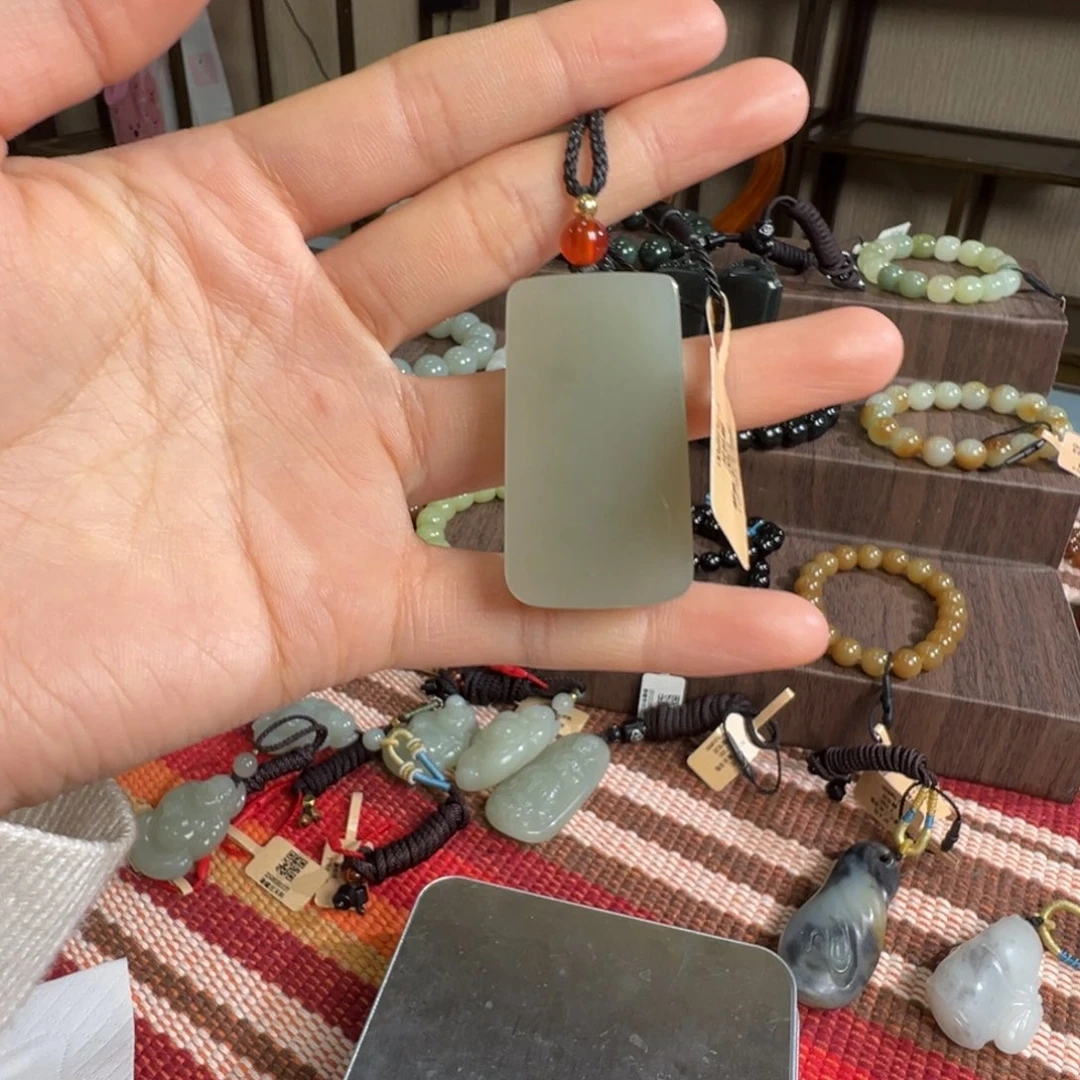 吊坠(赠链)未镶嵌和田玉且末料青白玉无事牌吊坠