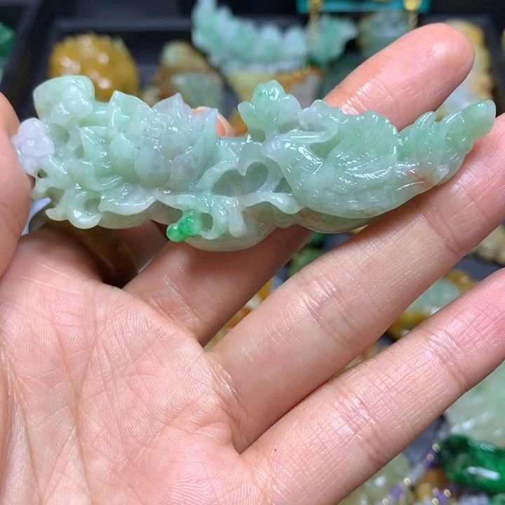 翡翠未镶嵌颈饰莲藕