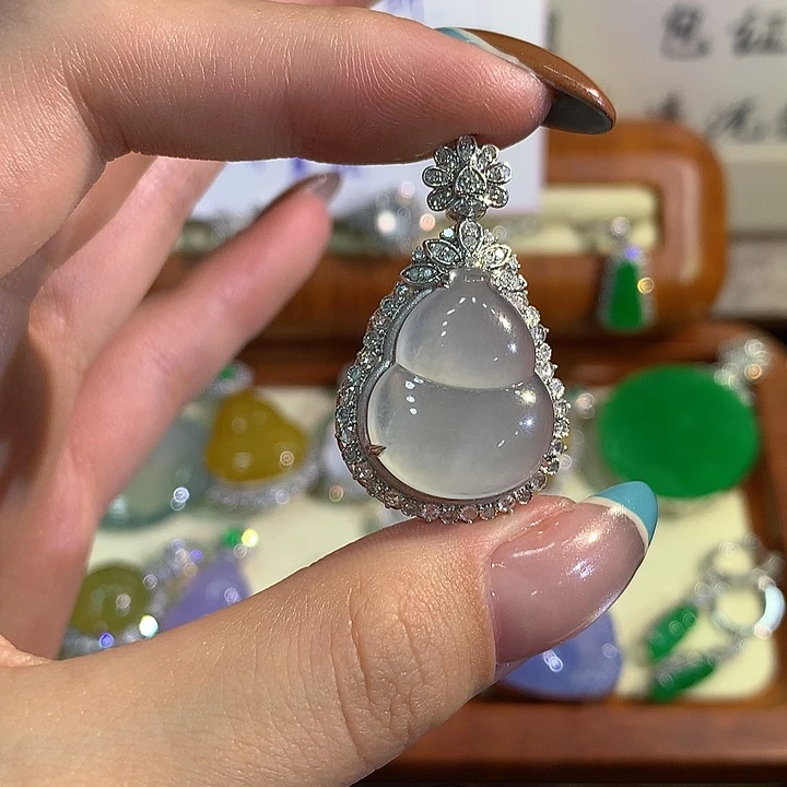 颈饰18K金镶嵌翡翠