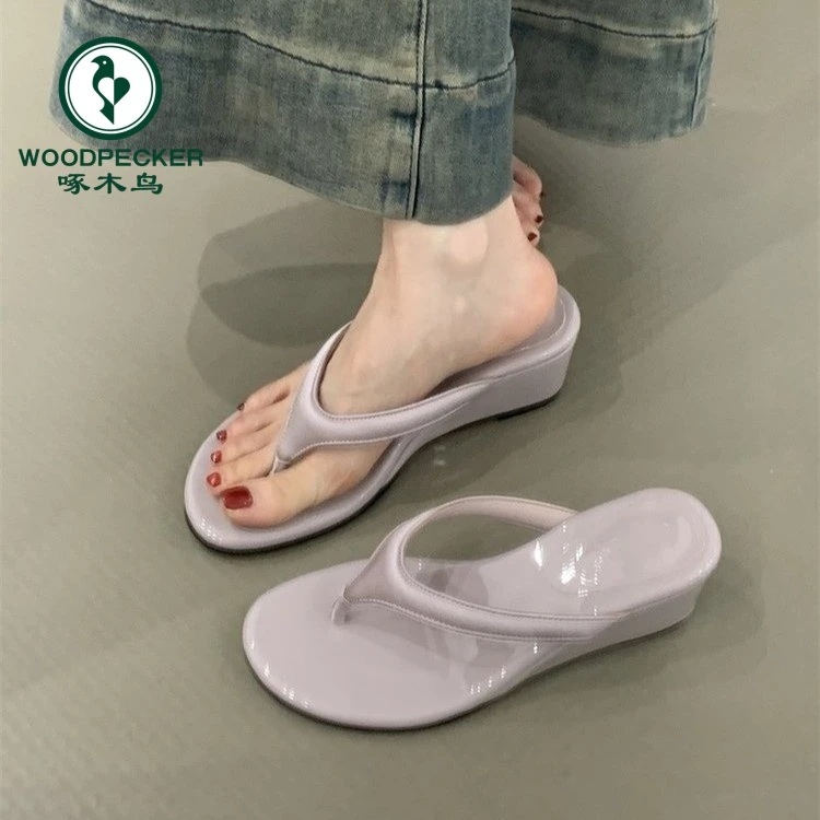 啄木鸟法式坡跟人字拖鞋女外穿2025新款超火沙滩厚底夹脚凉拖鞋