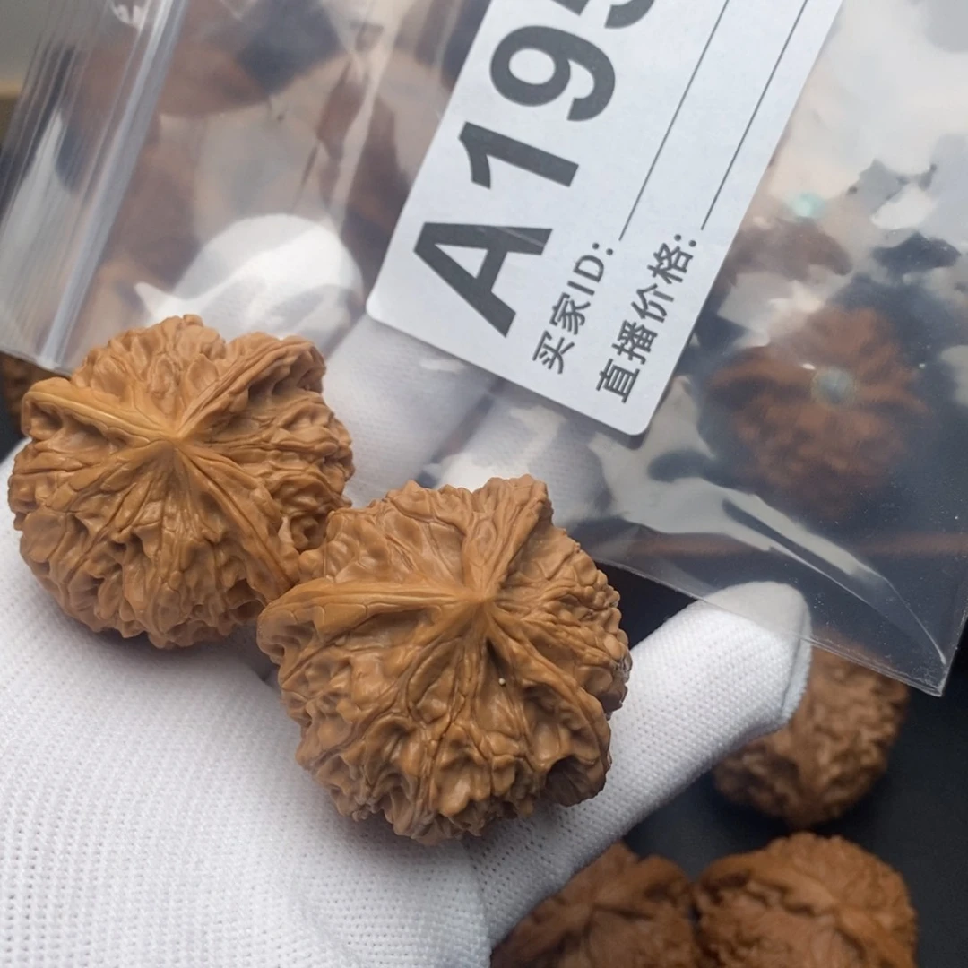 文玩核桃把件三愣