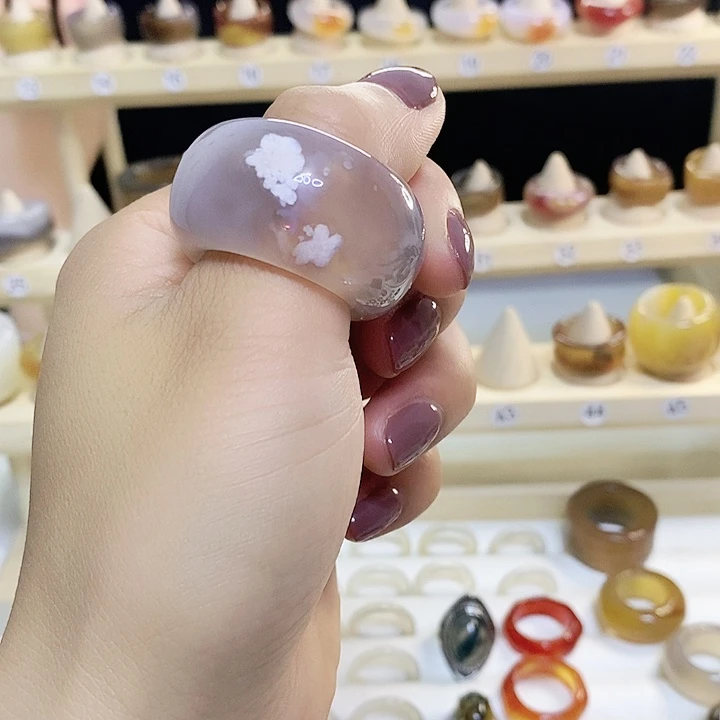 桃花扳指纯天然玛瑙。扳指象征权势。富有。