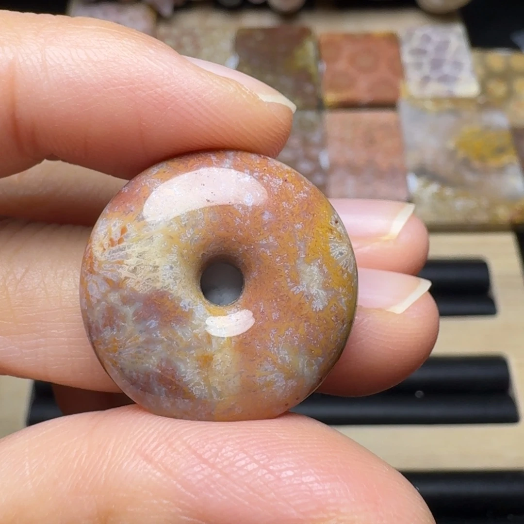 硅化玉未镶嵌红黄暗花，盘它