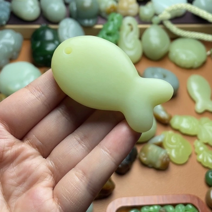 【闪购商品】颈饰未镶嵌和田玉上新黄口料鱼饼