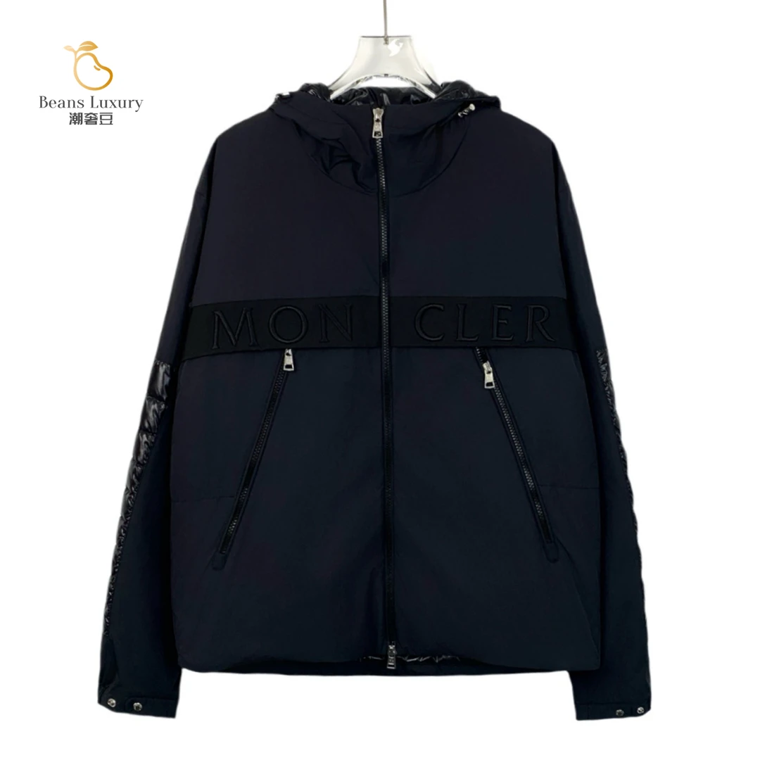 99新 MONCLER 潮奢豆 严选/黑色徽标贴饰logo刺绣羽绒服/J13436