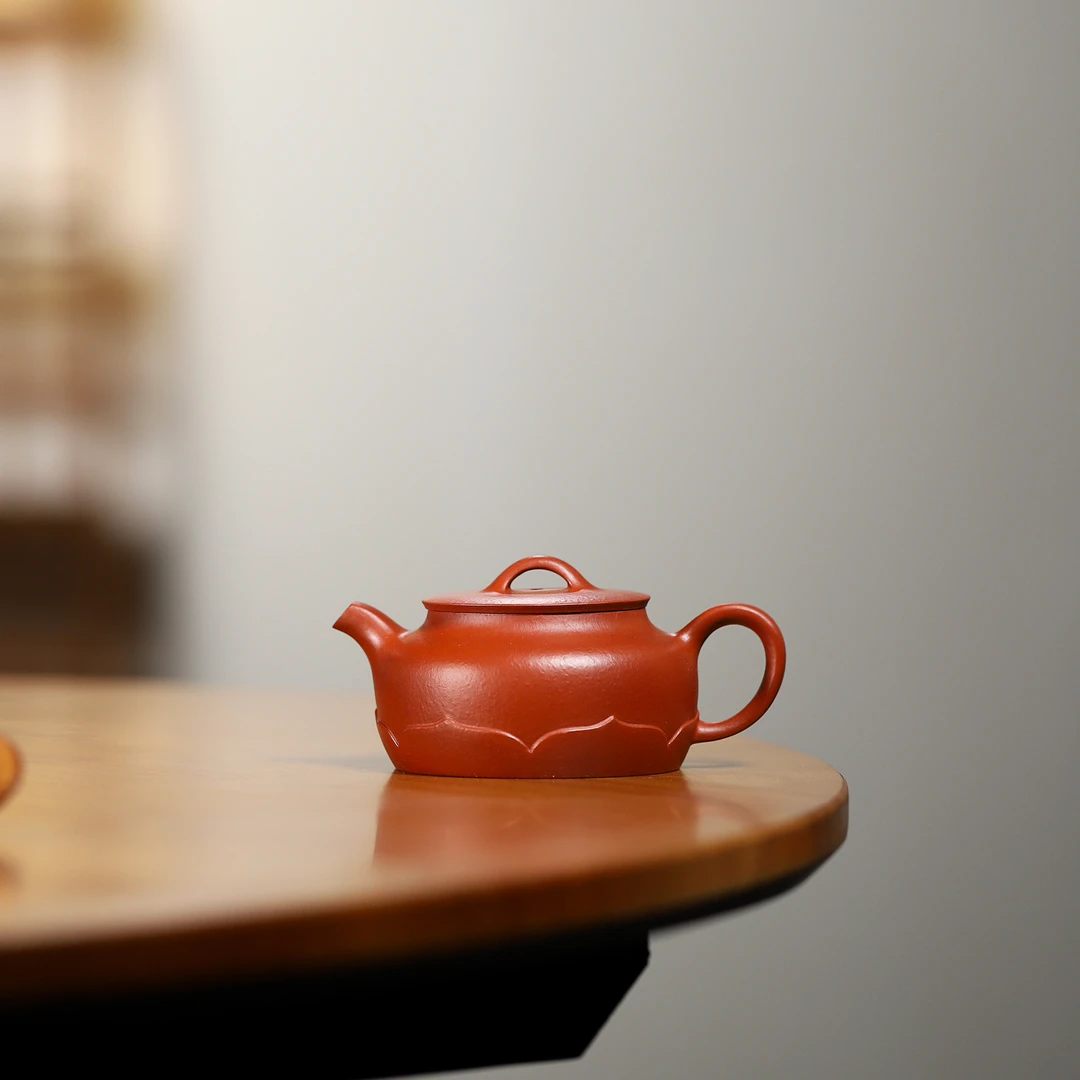 御闳抟砂系列之原矿朱泥大红袍半手工莲华壶容量大约120cc