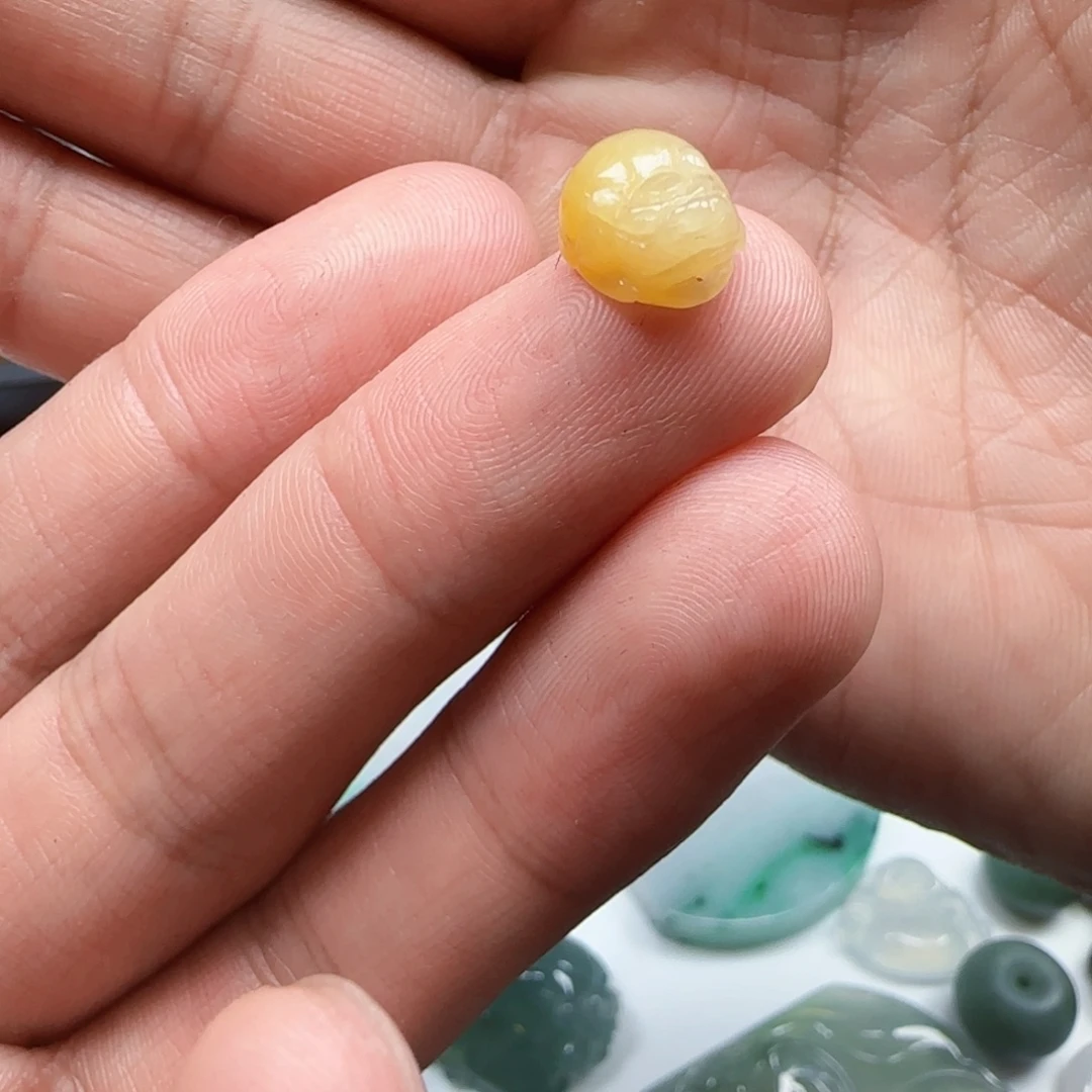 翡翠未镶嵌颈饰黄貔貅