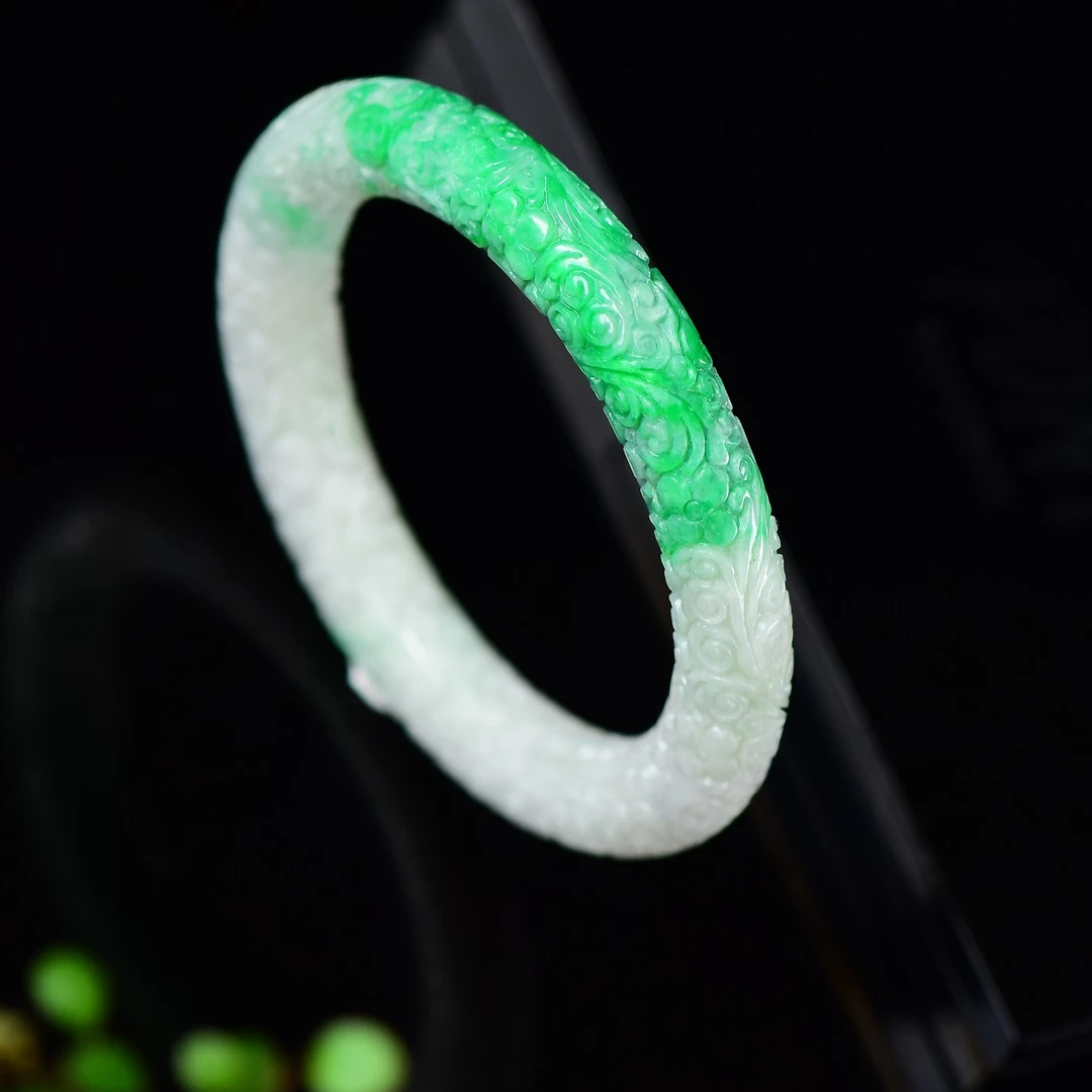 天然A货翡翠白底青满雕圆条版手镯