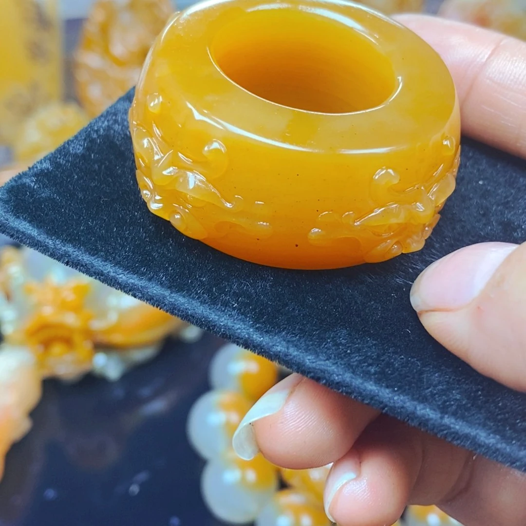 未镶嵌石英质玉（黄龙玉）颈饰