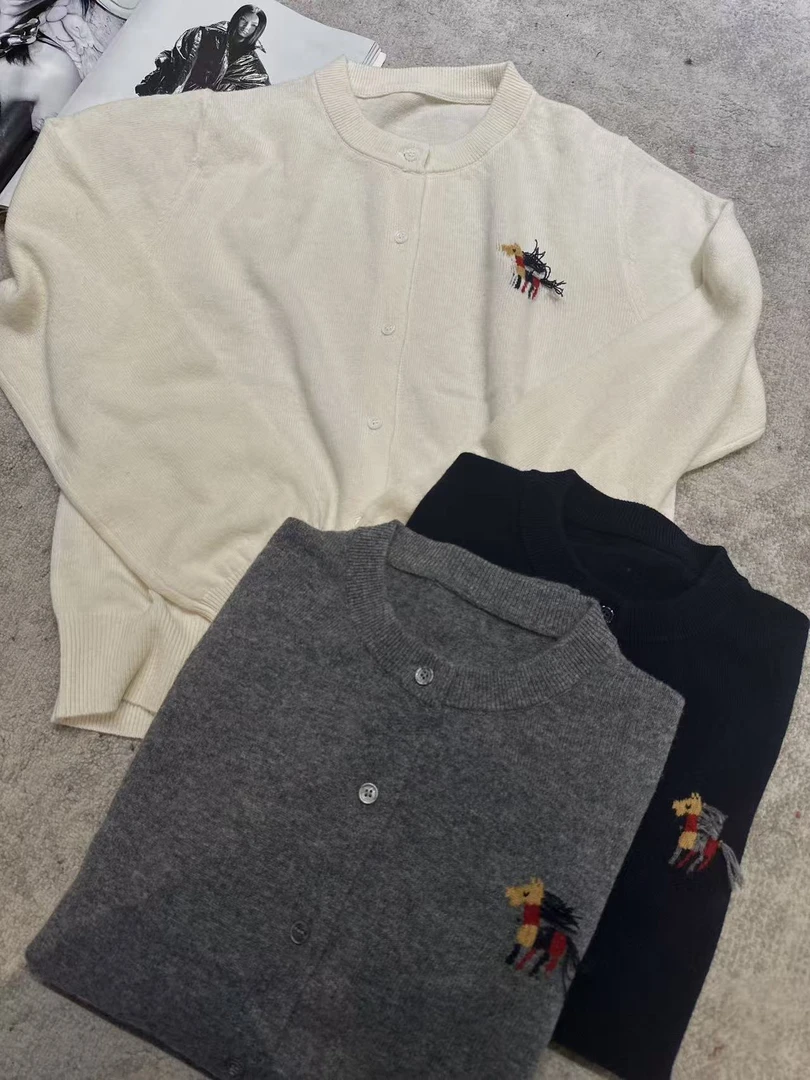 FANYE 2025冬季新款极简风彩虹小马刺绣针织开衫8269