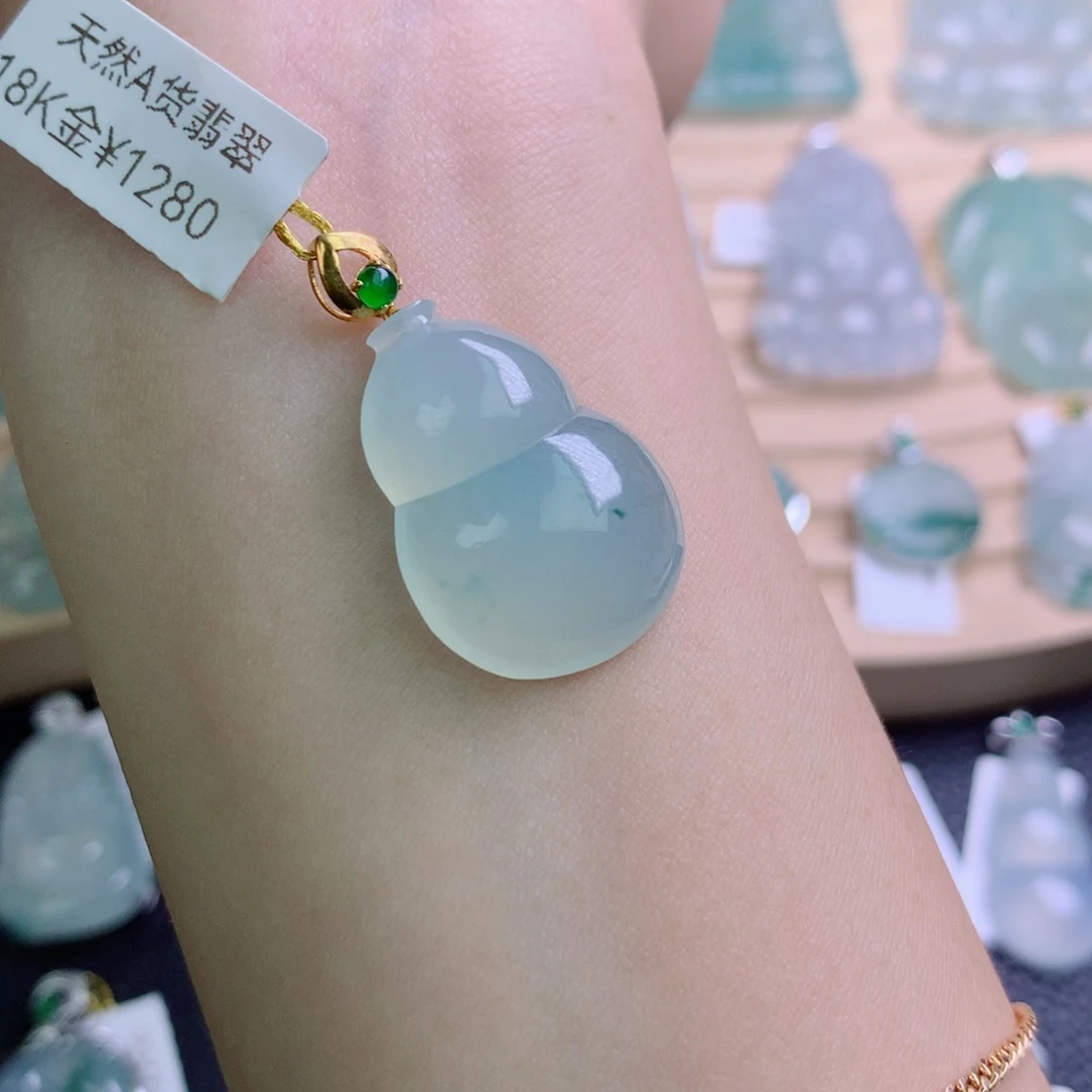 翡翠18K金镶嵌颈饰吊坠