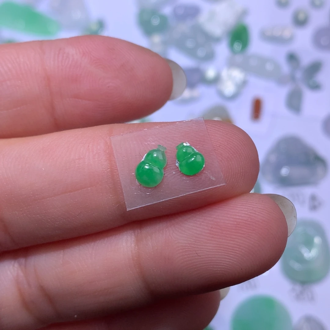 翡翠未镶嵌颈饰葫芦