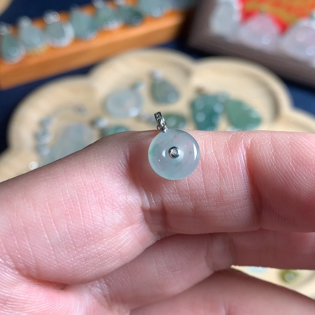 翡翠18K金镶嵌颈饰平安扣