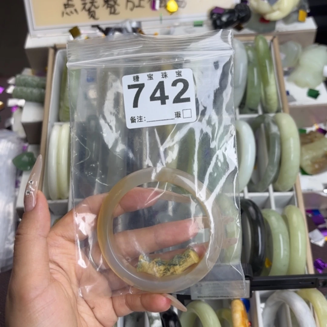 未镶嵌蛇纹石玉手镯十**?
