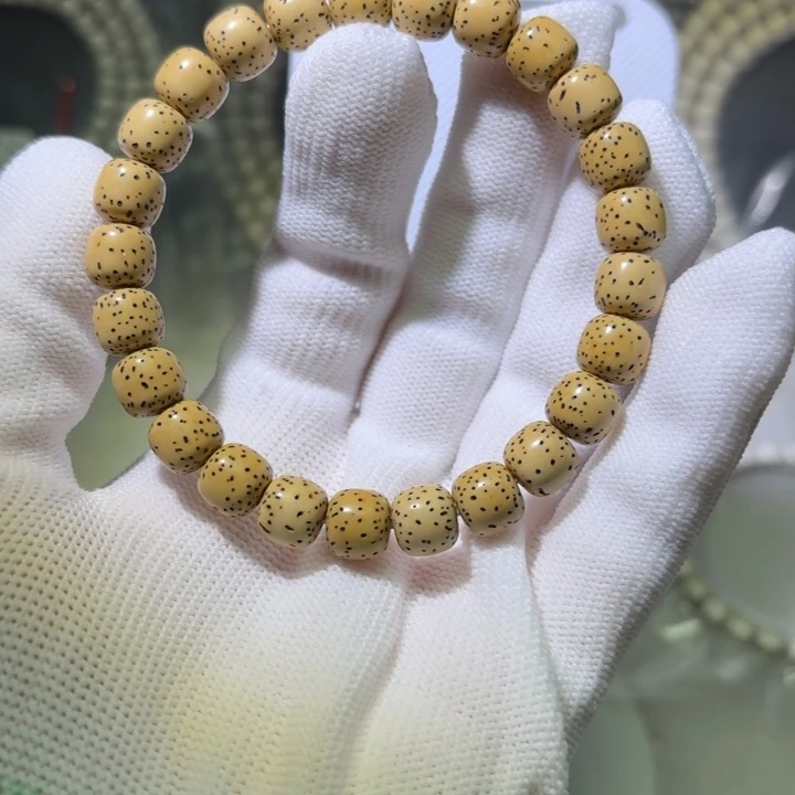 星月菩提吊坠9*8鸡油黄河豚