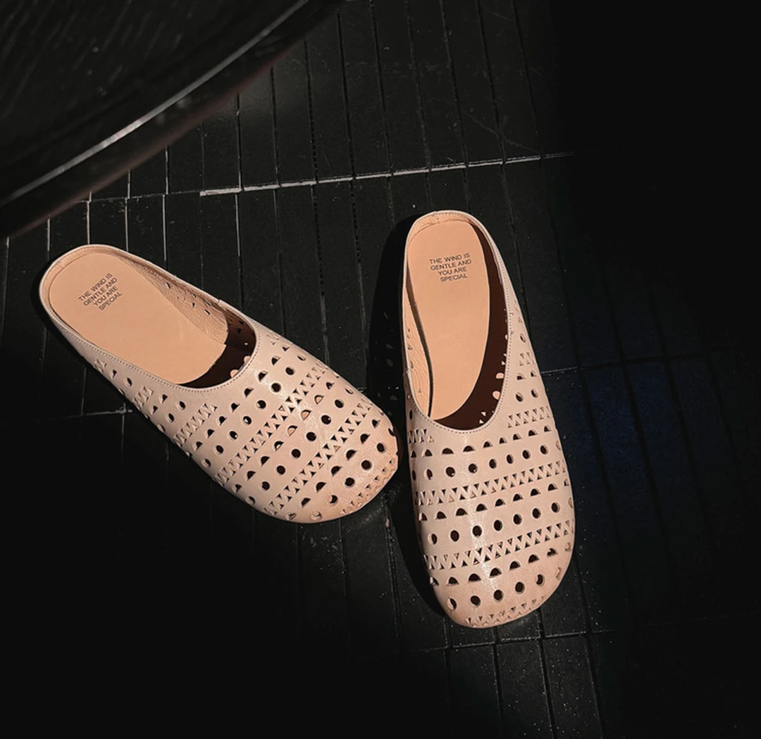 镂空雕花软底包头凉拖女穆勒鞋2025夏新款外穿平底懒人勃肯半拖鞋