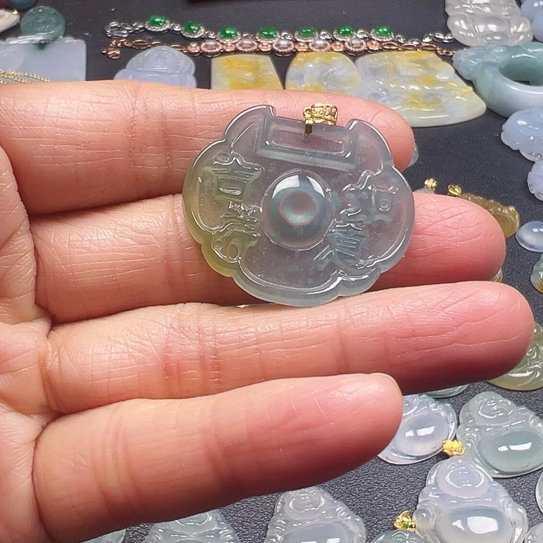 翡翠18K金镶嵌颈饰如意