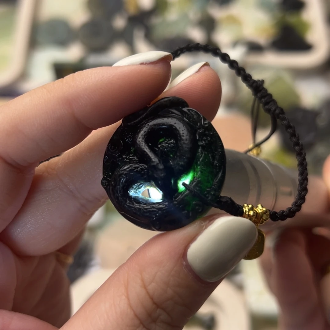 蛇纹石玉颈饰合金