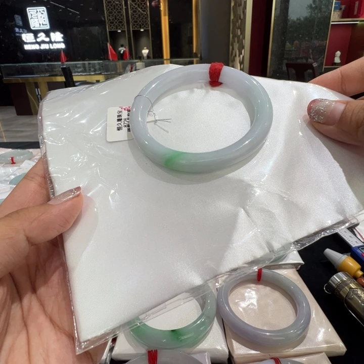 翡翠未镶嵌手镯白底青圆条5758