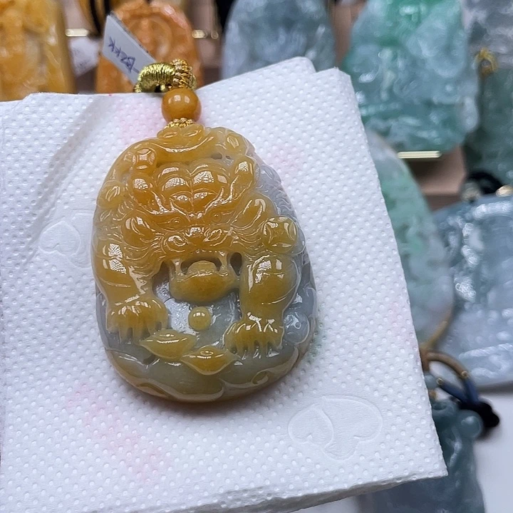 P***e翡翠未镶嵌颈饰天然
