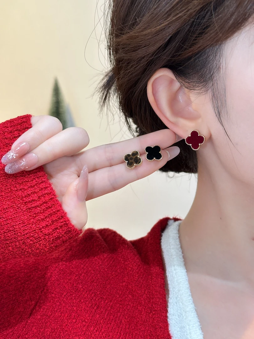 【幸运四叶草】 秋冬高奢植绒四叶草耳钉高级感小香风复古耳饰
