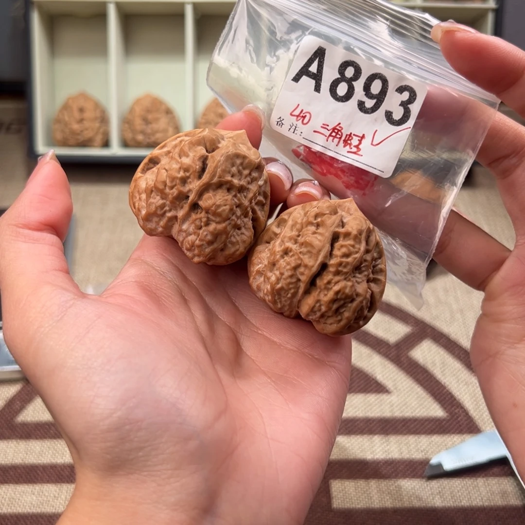 41四开背三角蛙文玩核桃