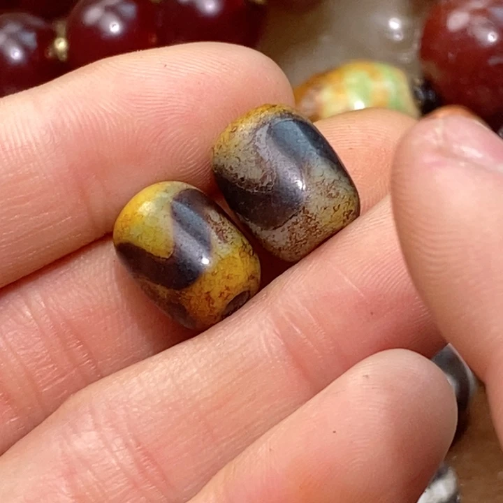 未镶嵌珠子玛瑙/玉髓珠子的颜色是蓝色的