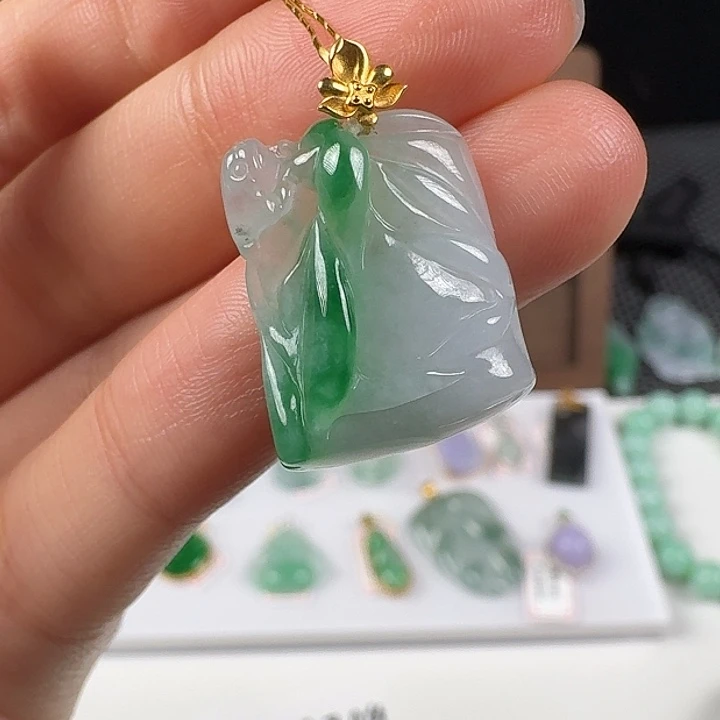 翡翠18K金镶嵌颈饰