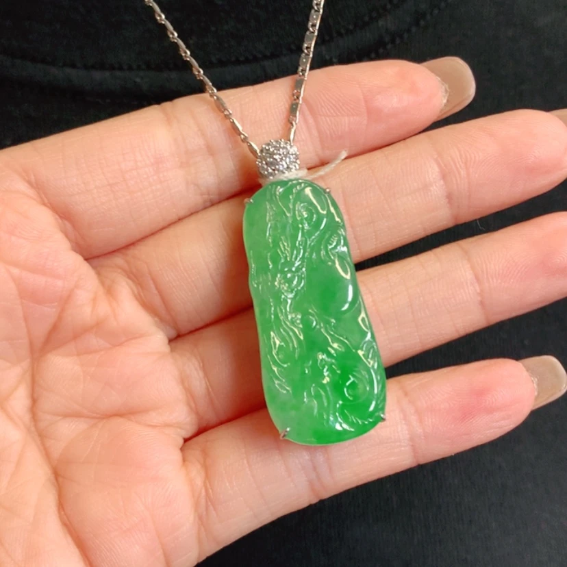 【闪购商品】颈饰18K金镶嵌翡翠龙牌