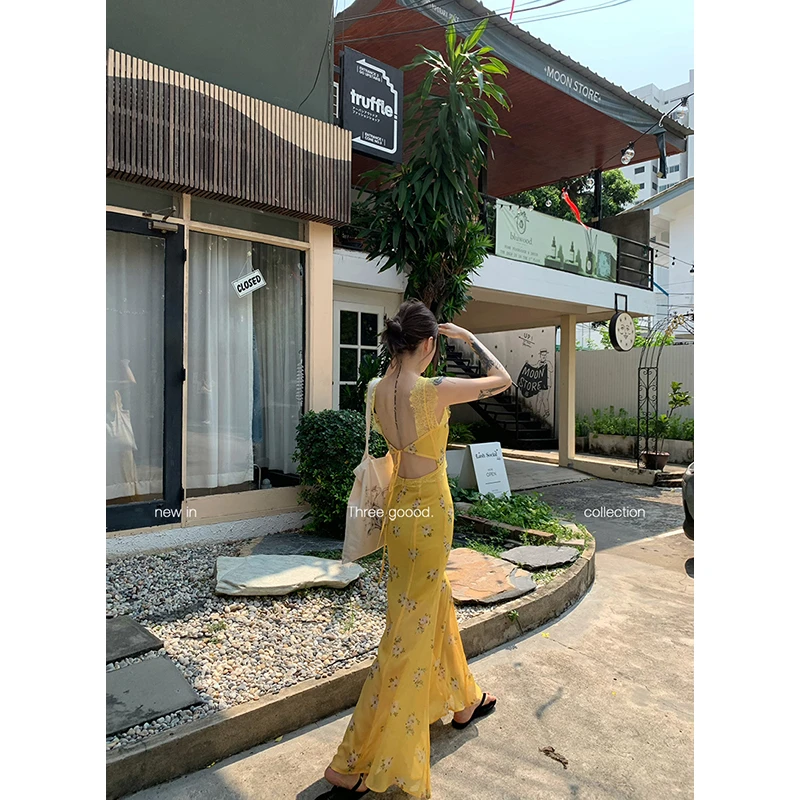 THREE GOOOD/三吉V领后背系带吊带连衣裙碎花度假a字裙Y725Q01605