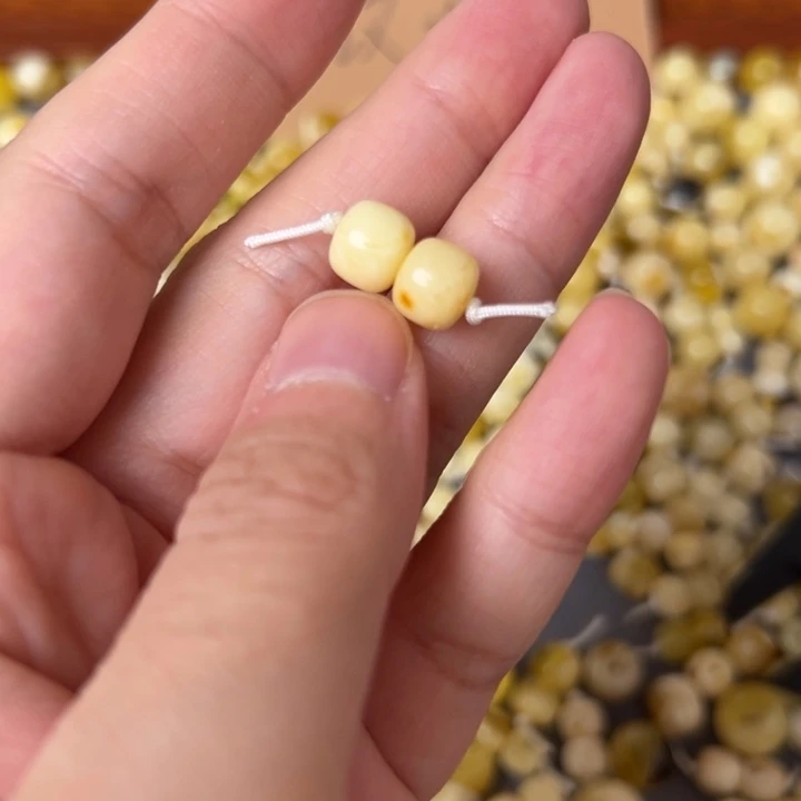 蜜蜡未镶嵌裸石8.1mm一对