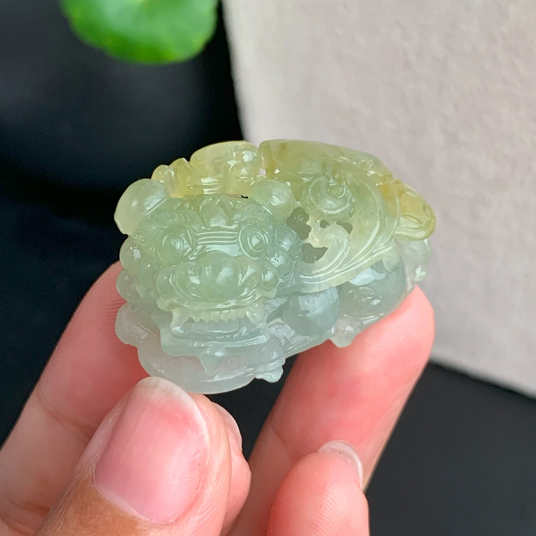 【自然光实拍】清澈 天然翡翠A货黄翡回头貔貅吊坠 定制毛货未抛光