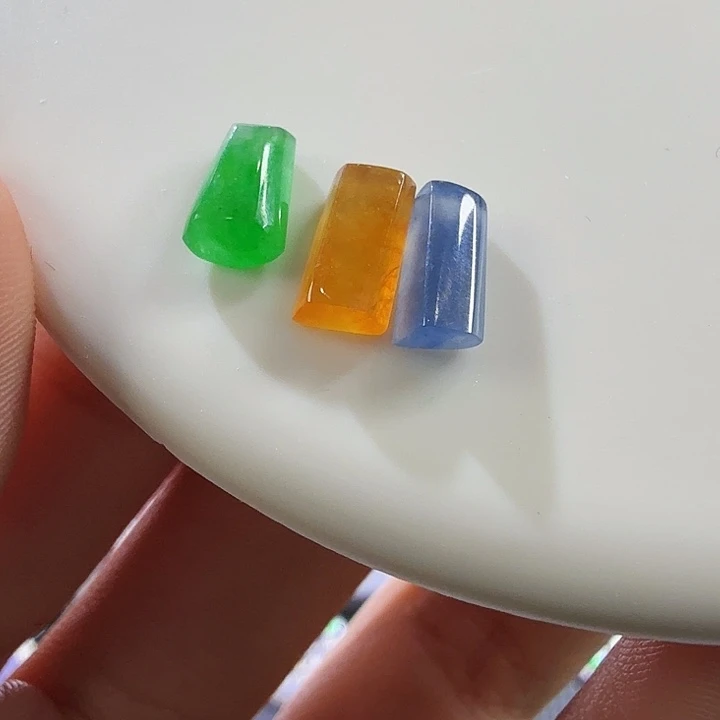 翡翠未镶嵌颈饰一套