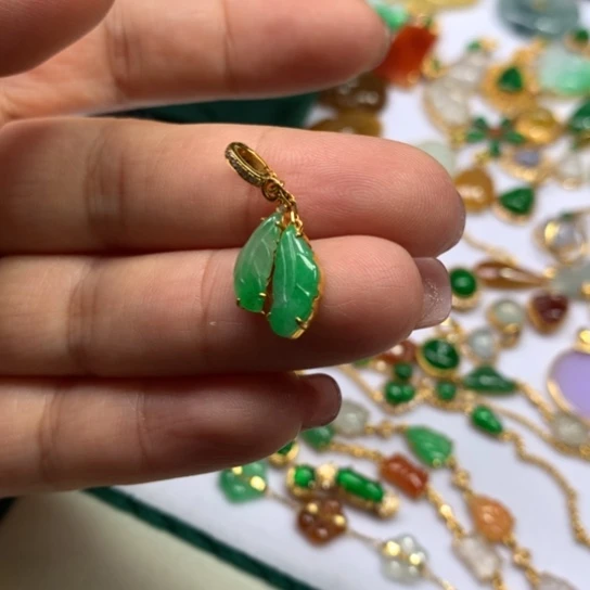 颈饰18K金镶嵌翡翠