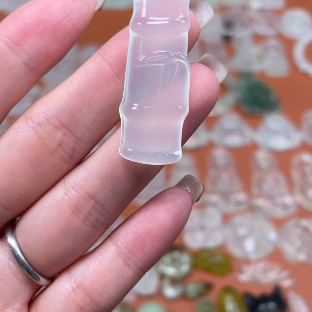 但***是蛇纹石玉未镶嵌颈饰