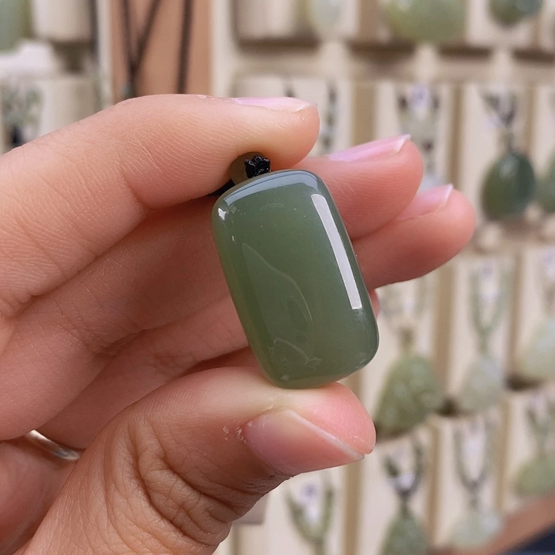 依***和田玉未镶嵌颈饰