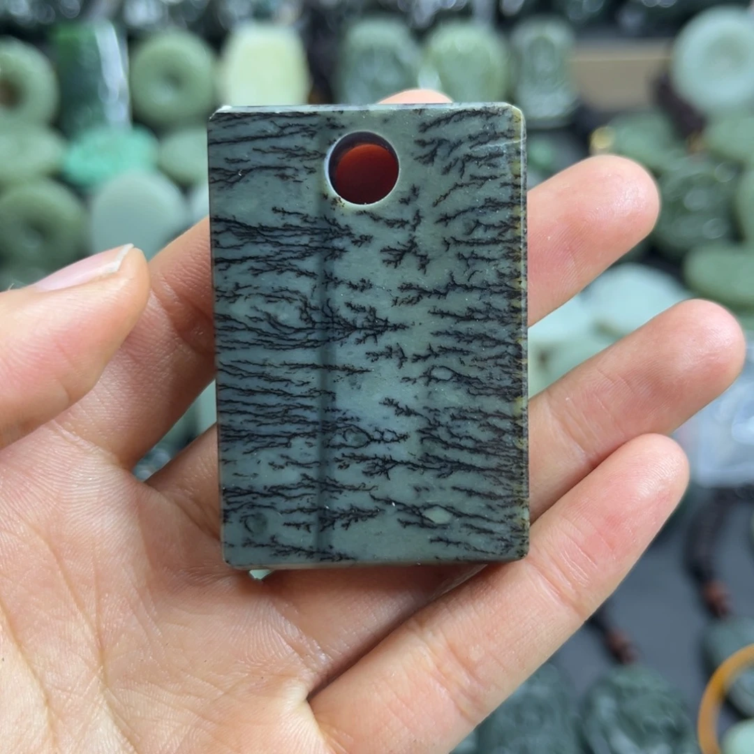 赫***明和田玉未镶嵌颈饰